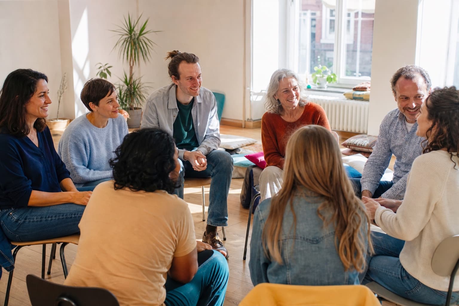 Un groupe échange en cercle dans une salle lumineuse